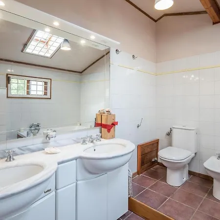 4 Bedroom Nice In Holiday home *